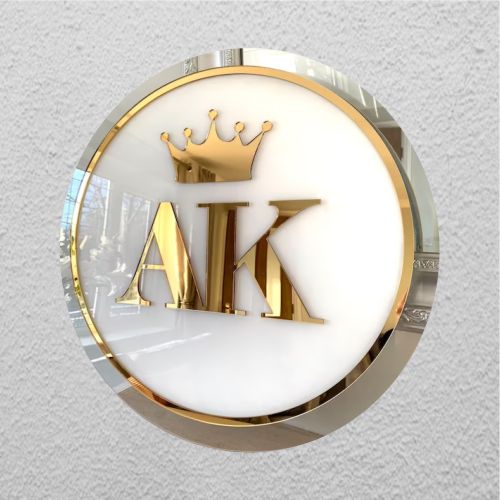 Diseño y fabricación de avisos acrílicos en oro espejo para salones de belleza, spas y peluquerías. Elegancia y distinción en cada detalle - Siem Editores.